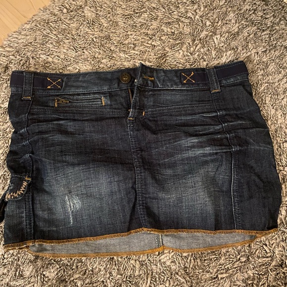 Guess mini skirt - Picture 2 of 3